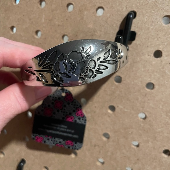 Silver hinge cuff with engraved floral design.